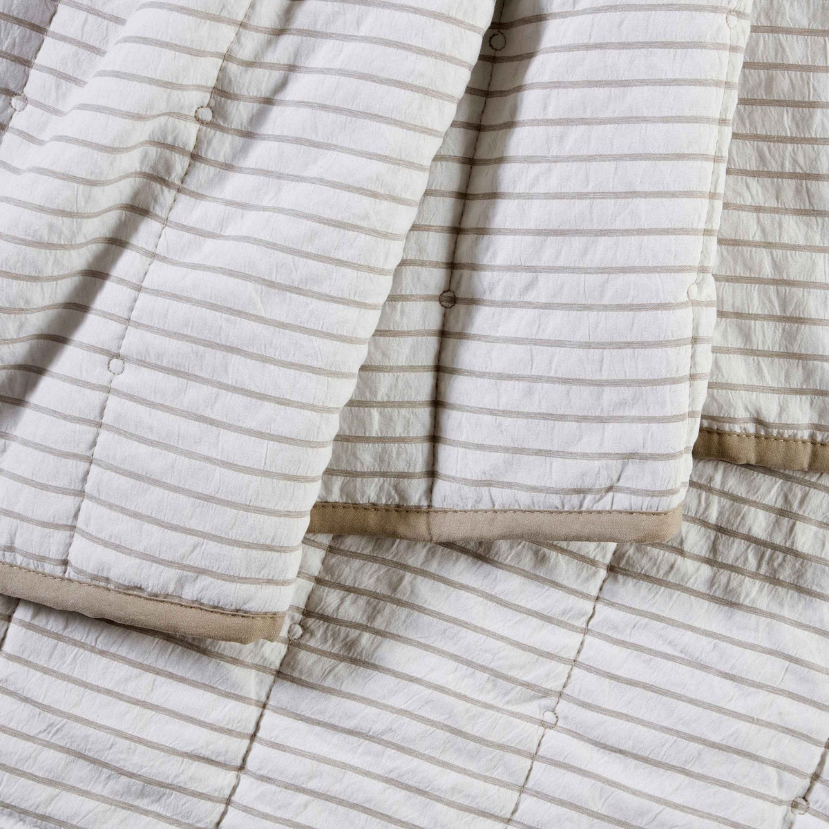 Dusklia - Albi Stripe Seersucker Bedspread - Natural/White
