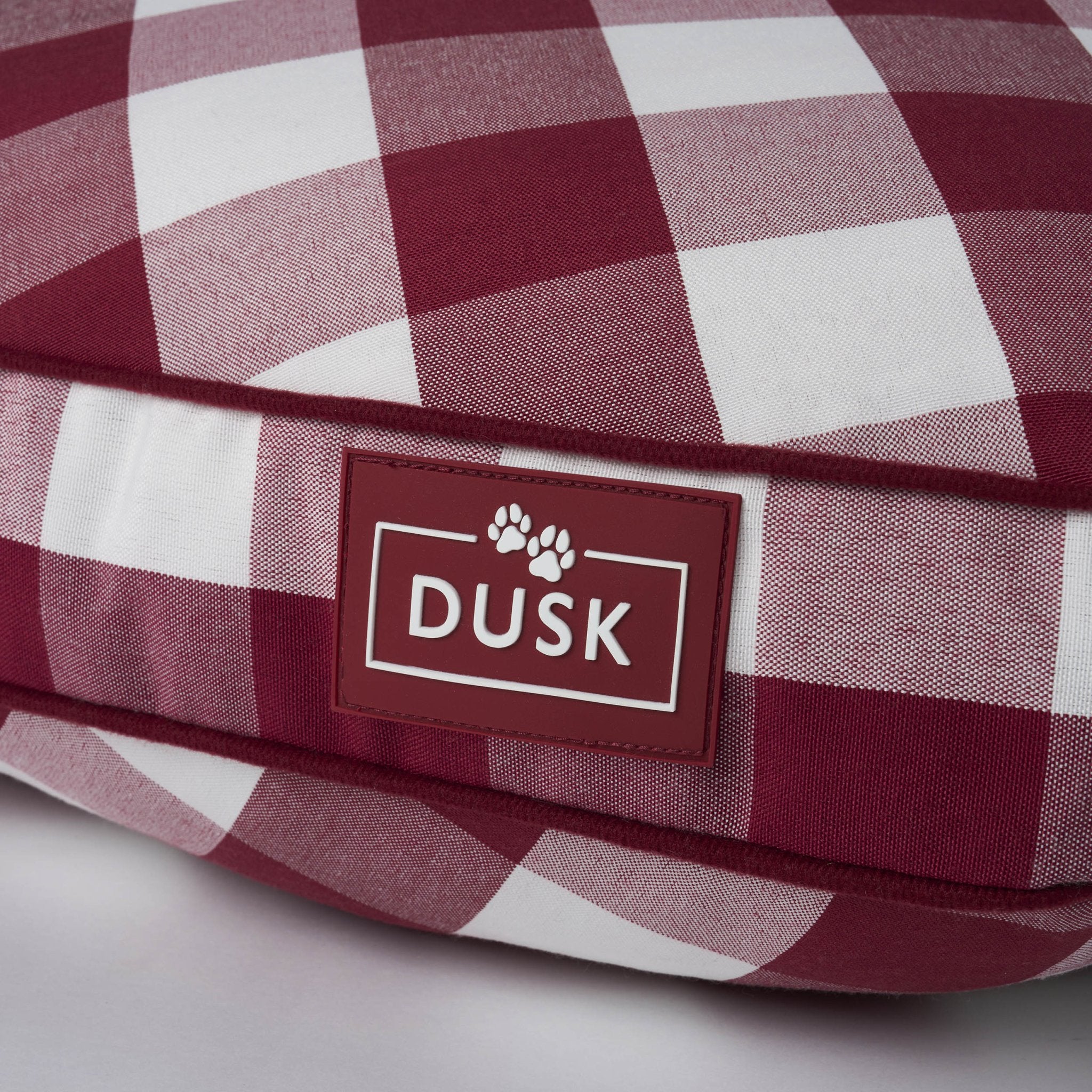 Dusklia - Beau Gingham Love Heart Dog Bed - White/Red