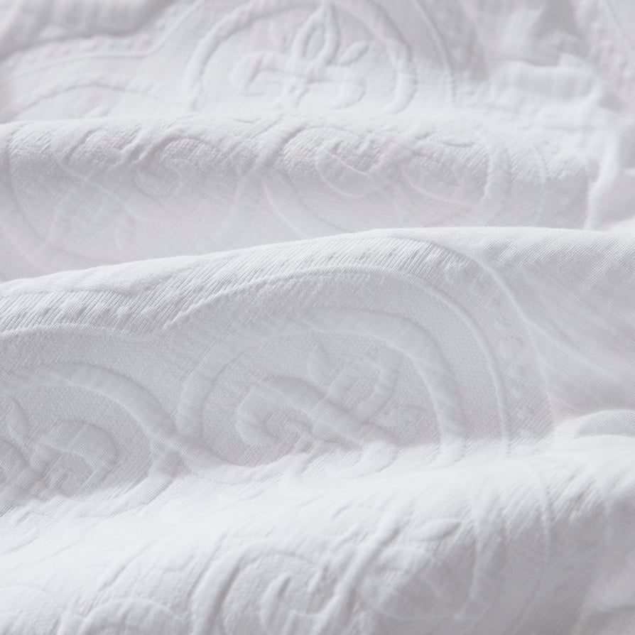 Dusklia - Cannes Matelassé 300 Thread Count Circle Tablecloth - White