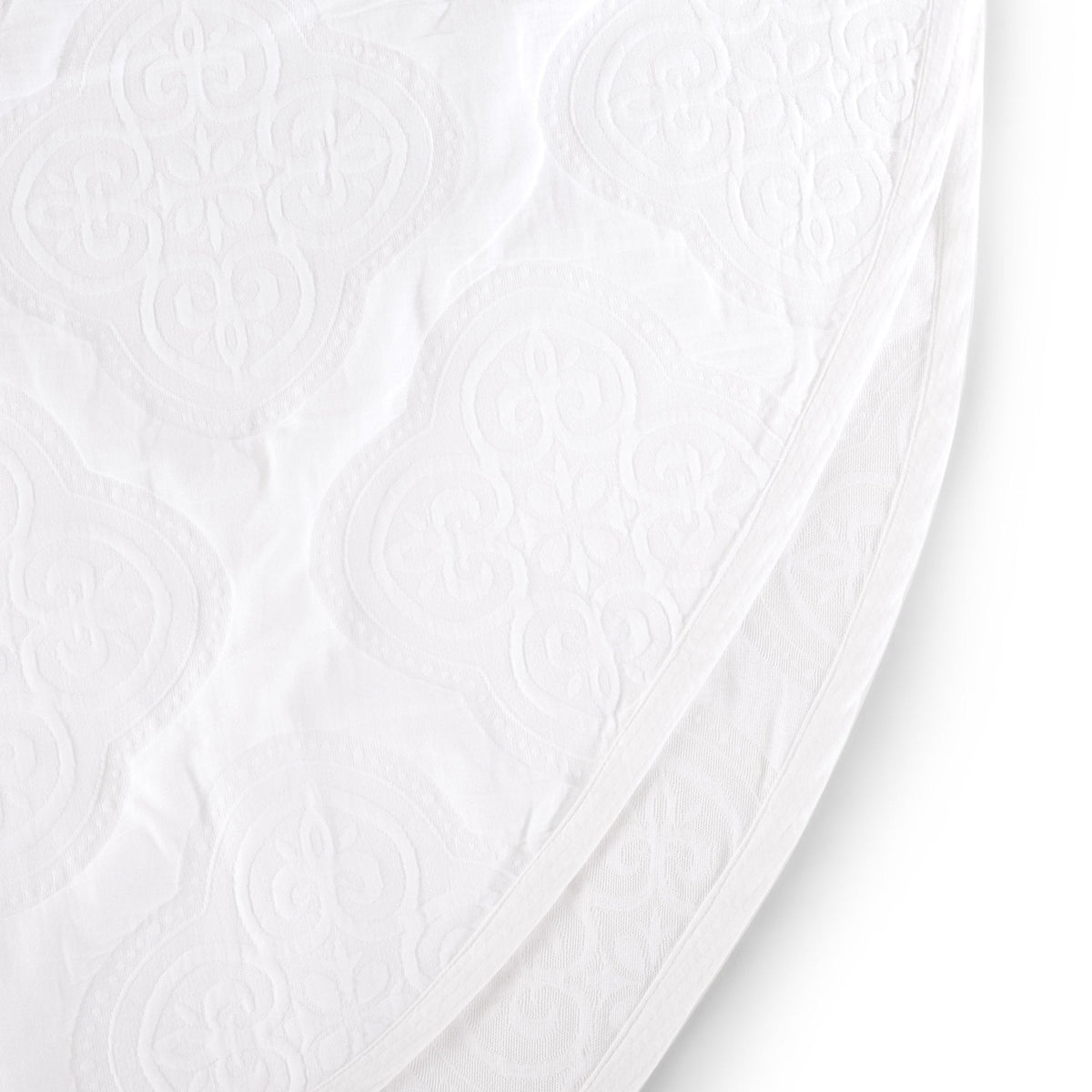 Dusklia - Cannes Matelassé 300 Thread Count Circle Tablecloth - White