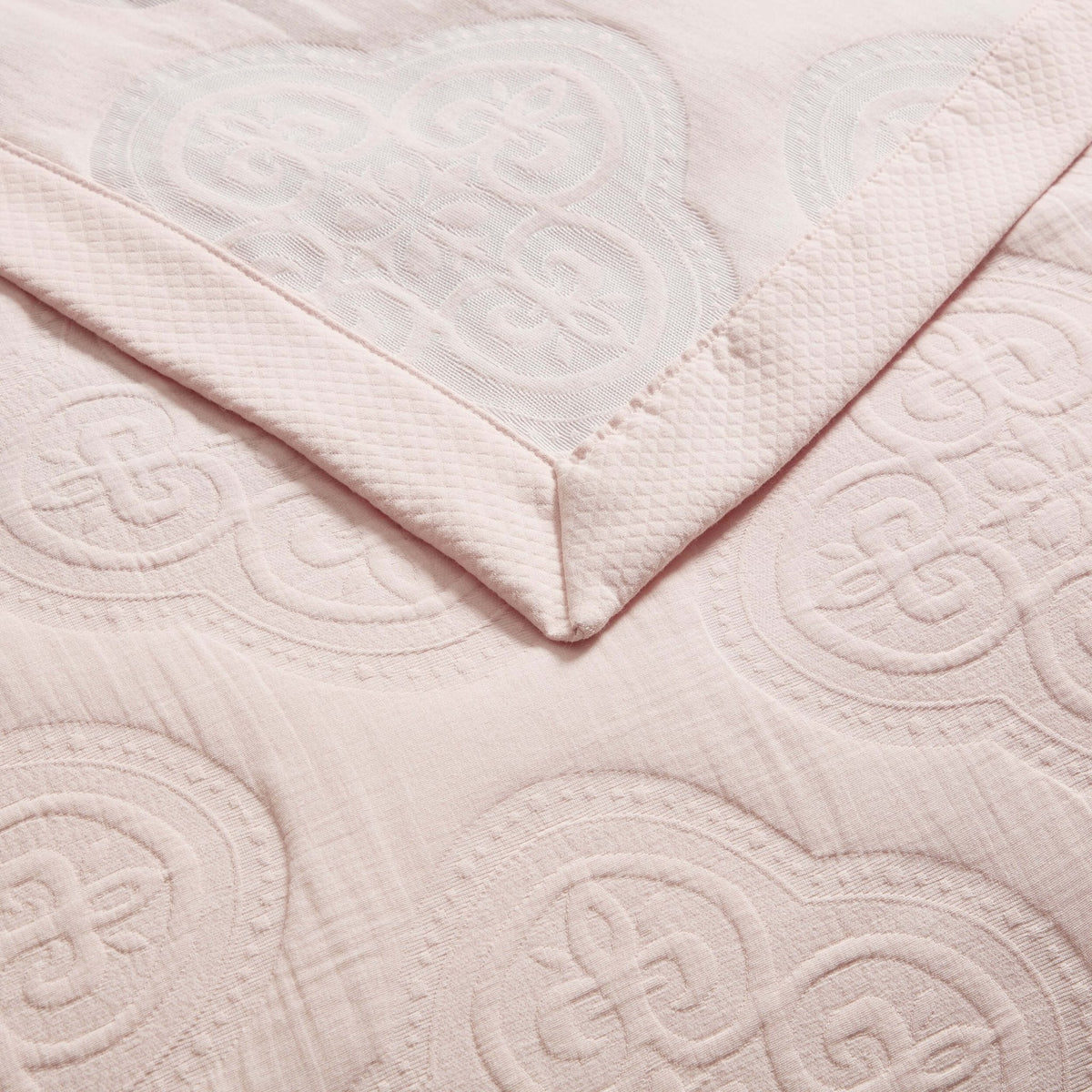 Dusklia - Cannes Matelassé Bedspread - Ballet Slipper