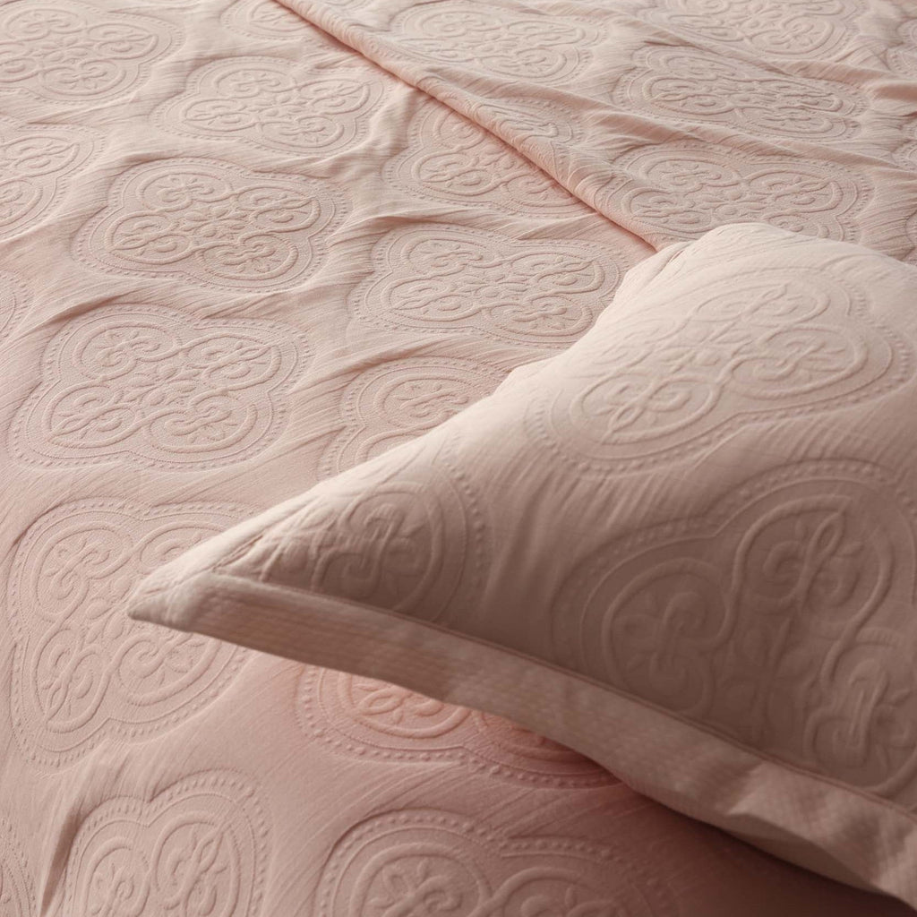 Dusklia - Cannes Matelassé Bedspread - Ballet Slipper