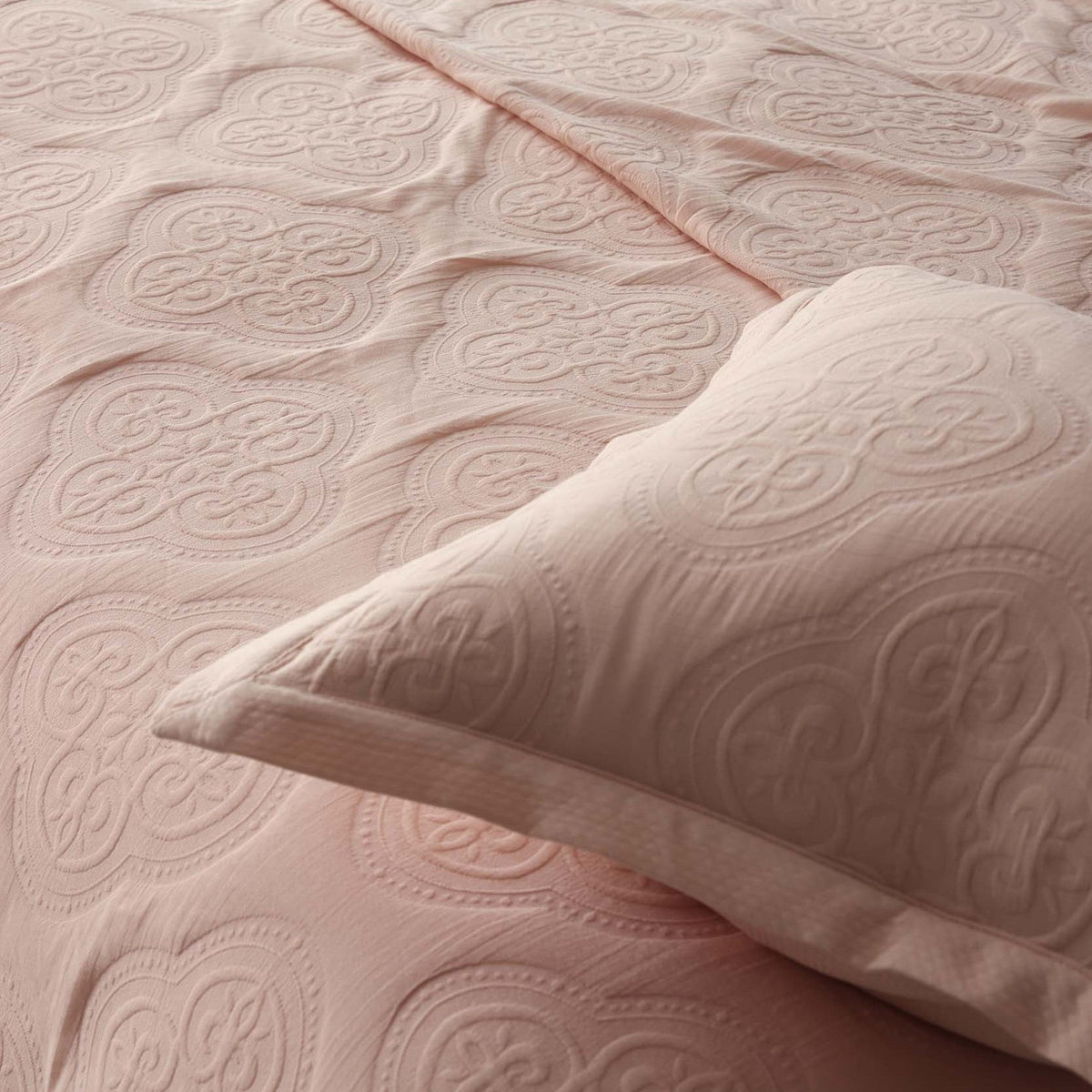 Dusklia - Cannes Matelassé Bedspread - Ballet Slipper