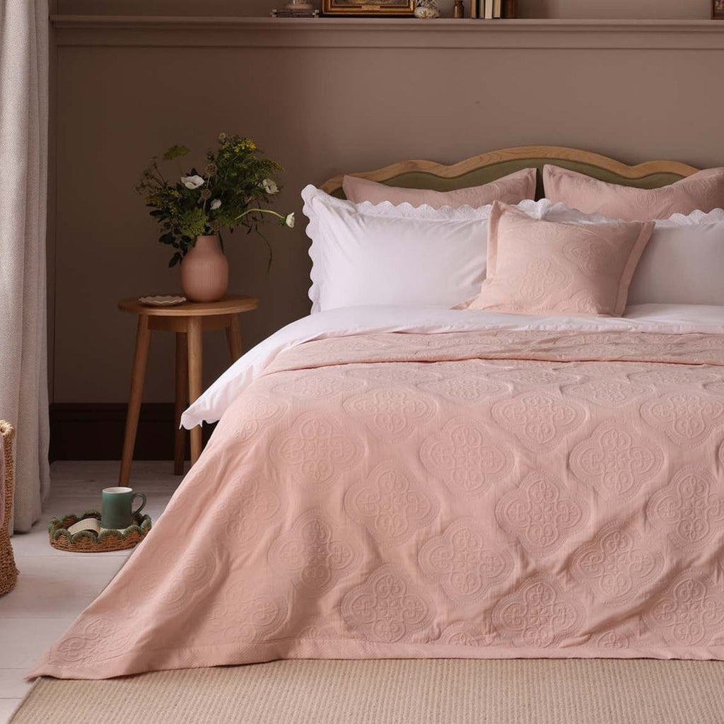 Dusklia - Cannes Matelassé Bedspread - Ballet Slipper