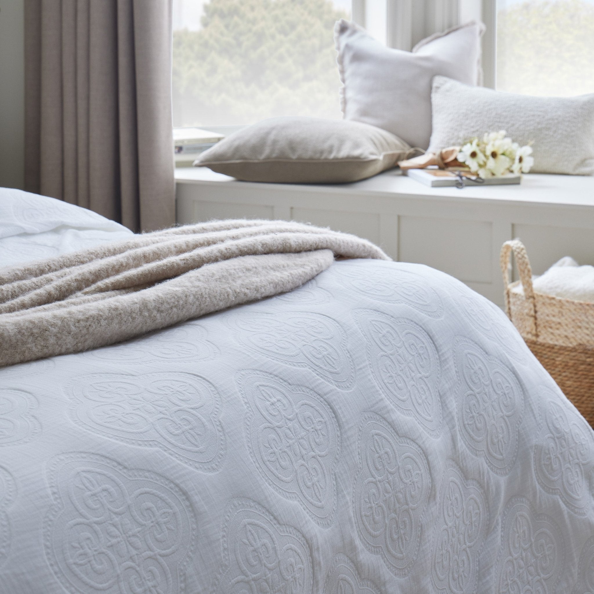Dusklia - Cannes Matelassé Bedspread - White
