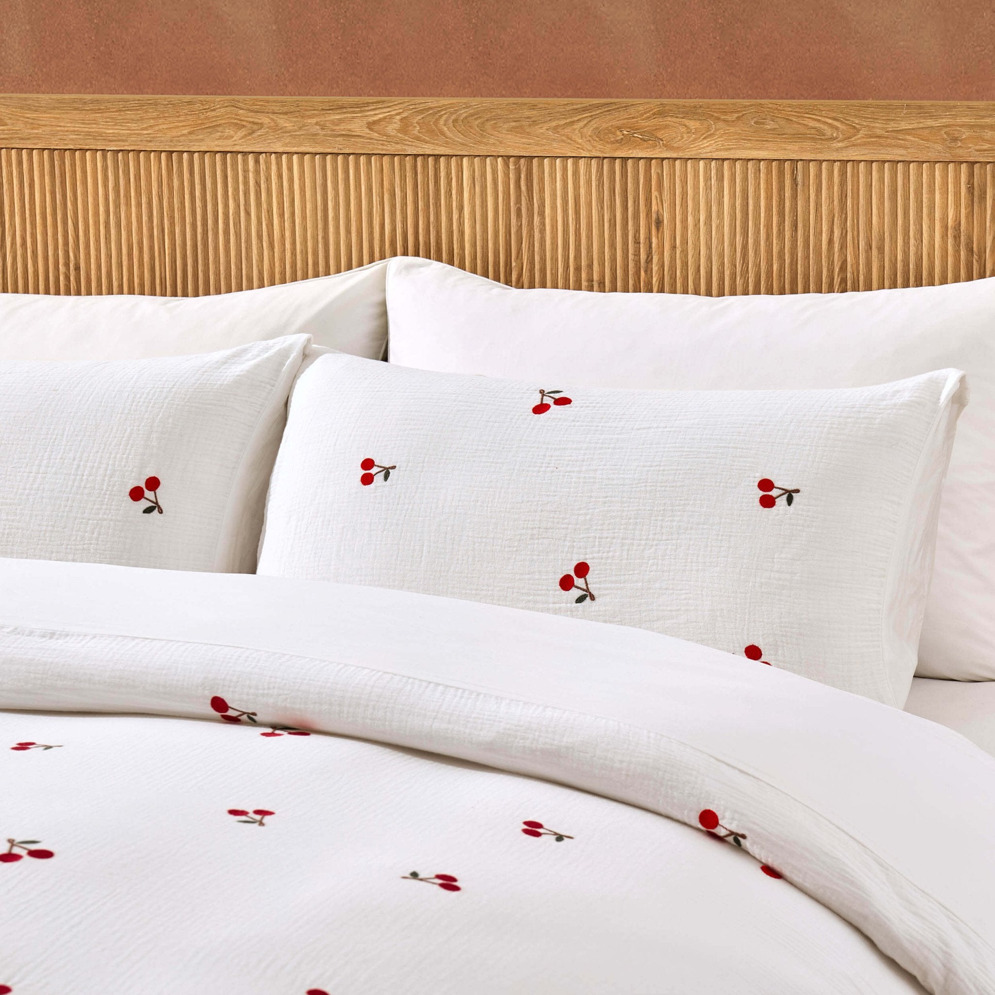 Dusklia - Cherry Embroidery Cotton Muslin Duvet Cover & Pillowcase Set - White