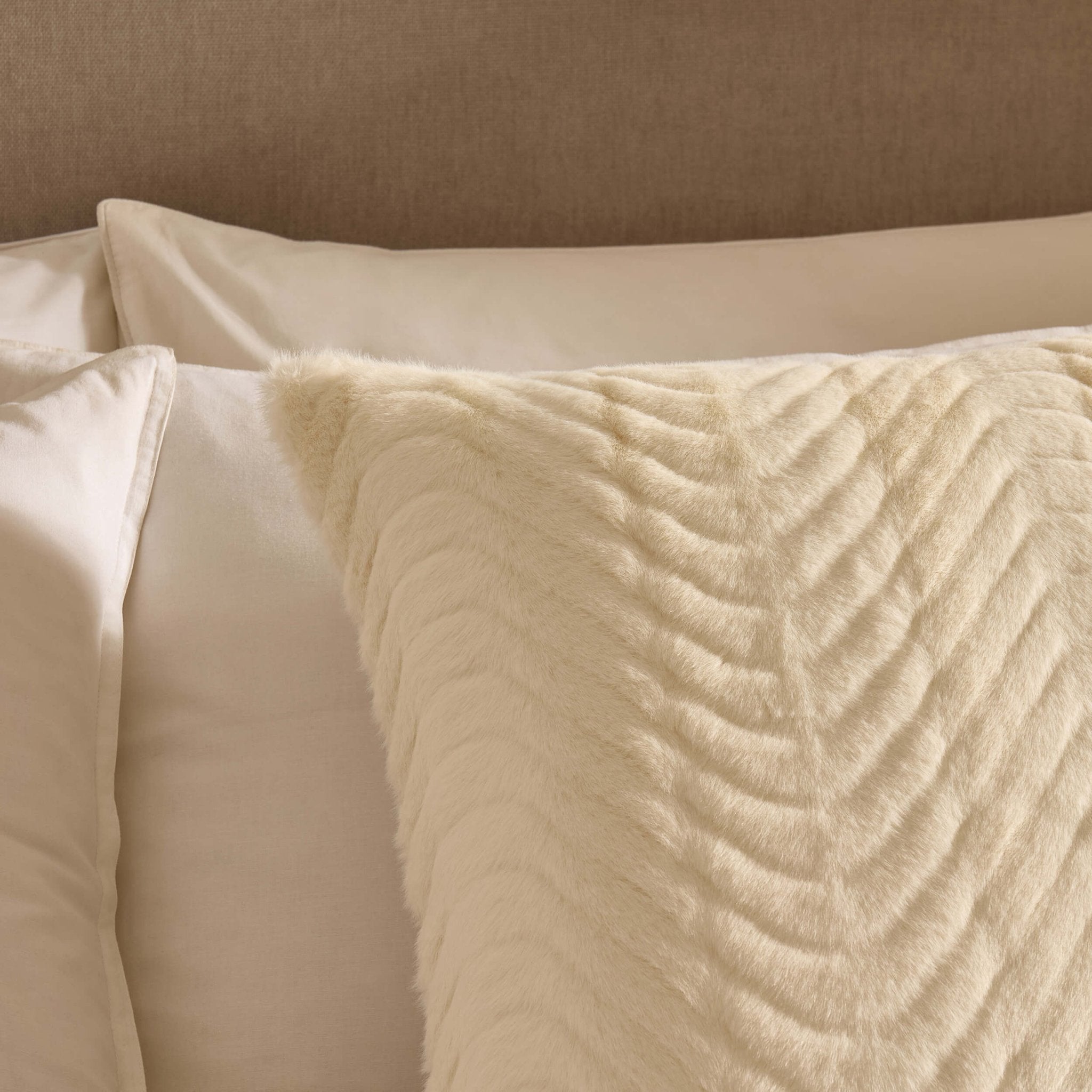 Dusklia - Curved Pattern Ribbed Faux Fur Cushion Cover - Cream