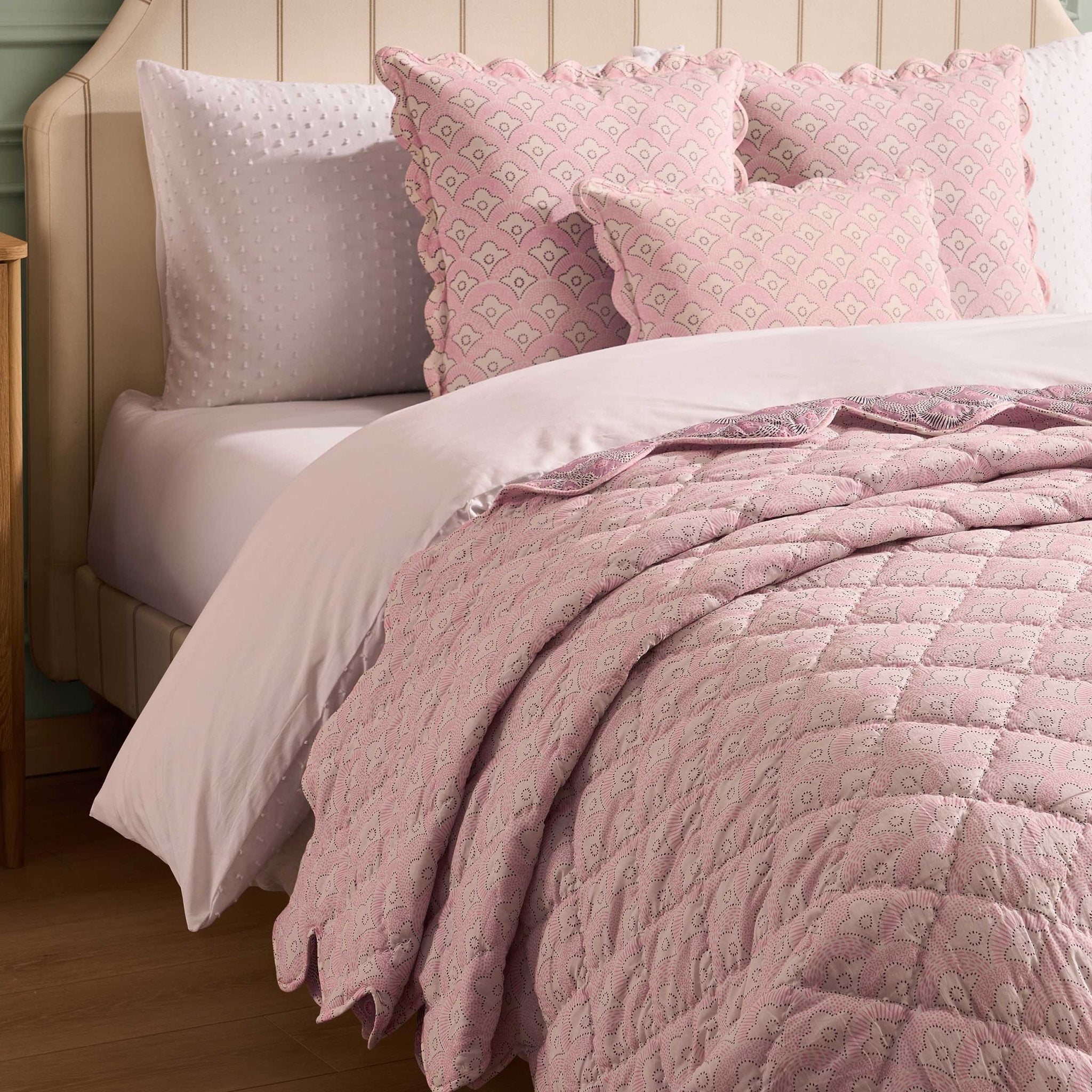 Dusklia - Esme 100% Cotton Printed Scallop Reversible Bedspread - Pink