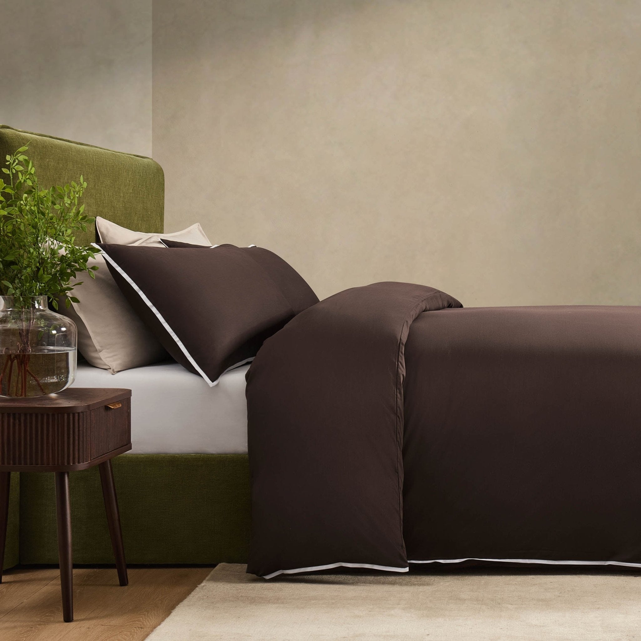 Dusklia - Pair of Super Soft Bamboo 300 Thread Count Cotton Plain Dye Classic Pillowcases - Chocolate