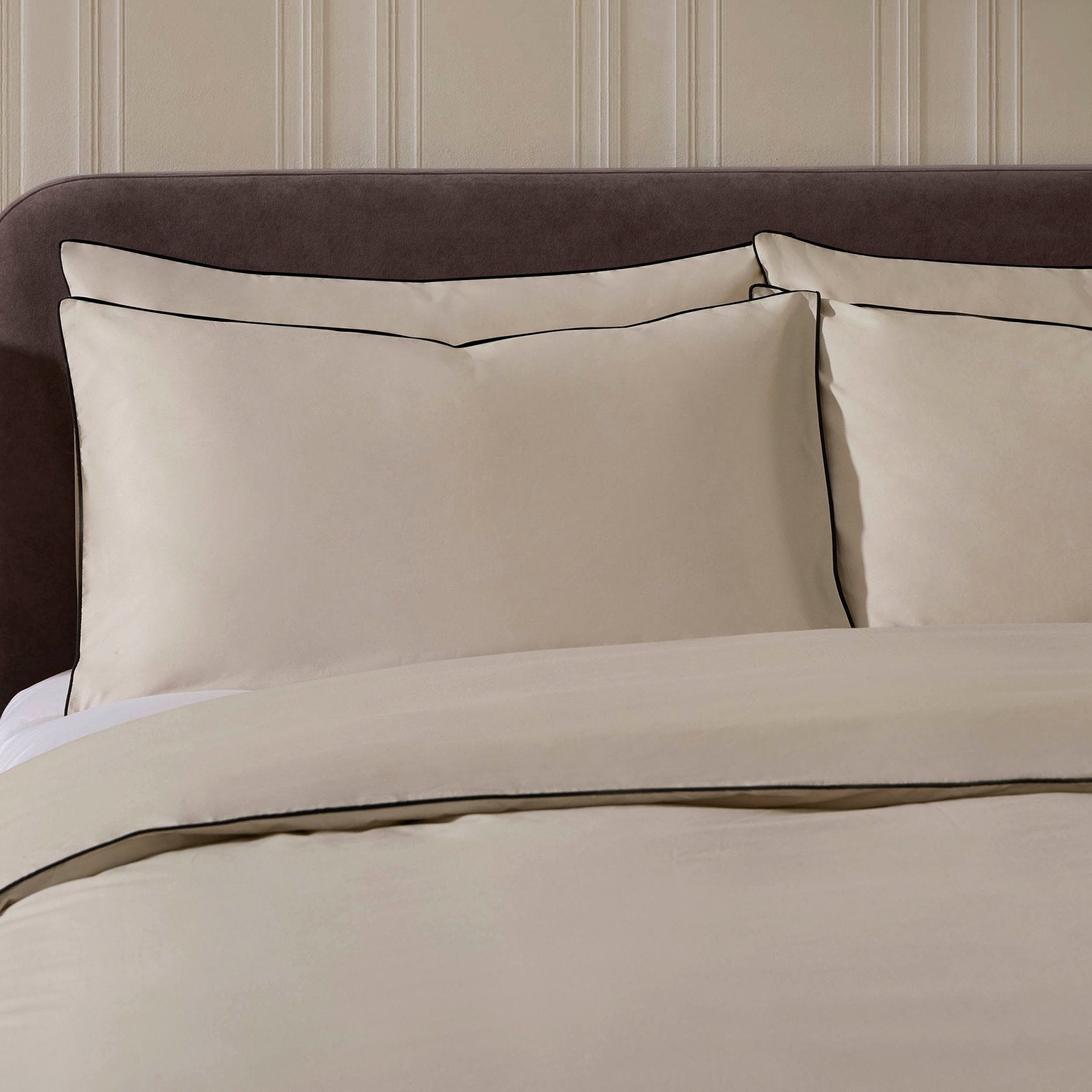 Dusklia - Pair Of Cambridge Pillowcases - 200 Thread Count - Cotton - Natural/Black