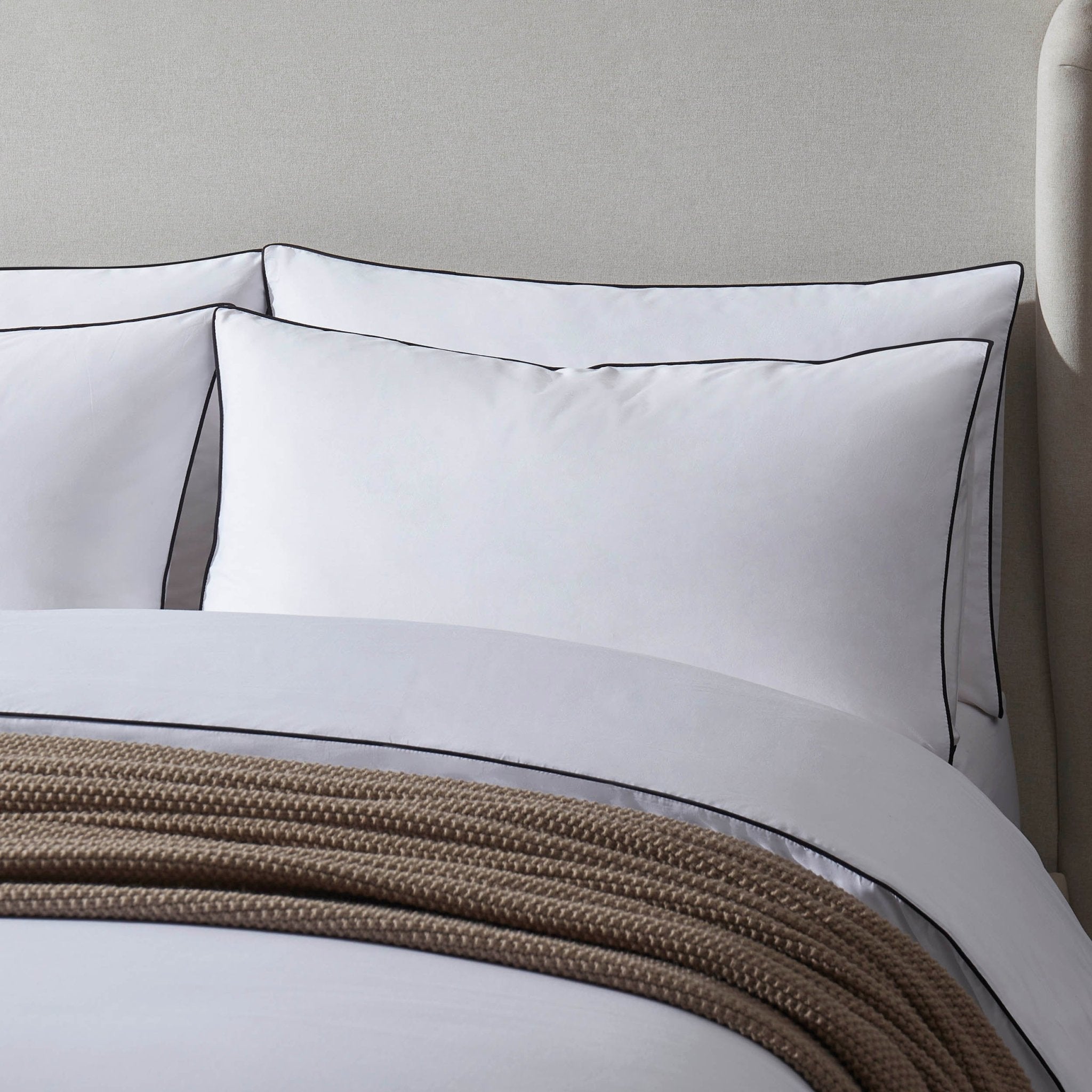 Dusklia - Pair of Cambridge Pillowcases - 200 Thread Count - Cotton - White/Black