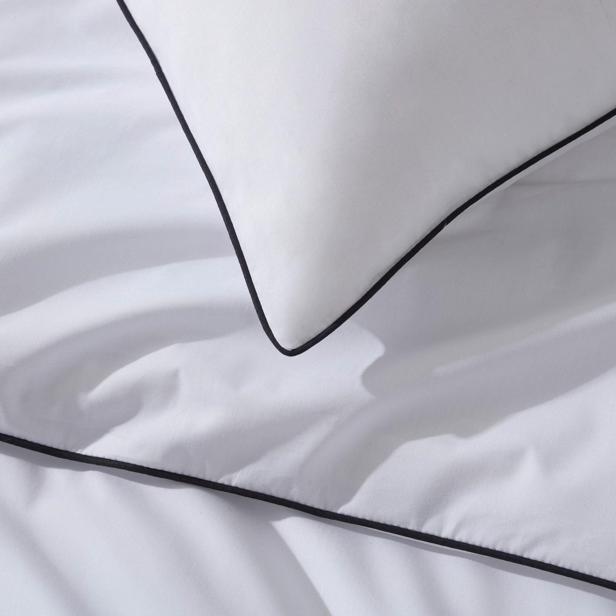 Dusklia - Pair of Cambridge Pillowcases - 200 Thread Count - Cotton - White/Black