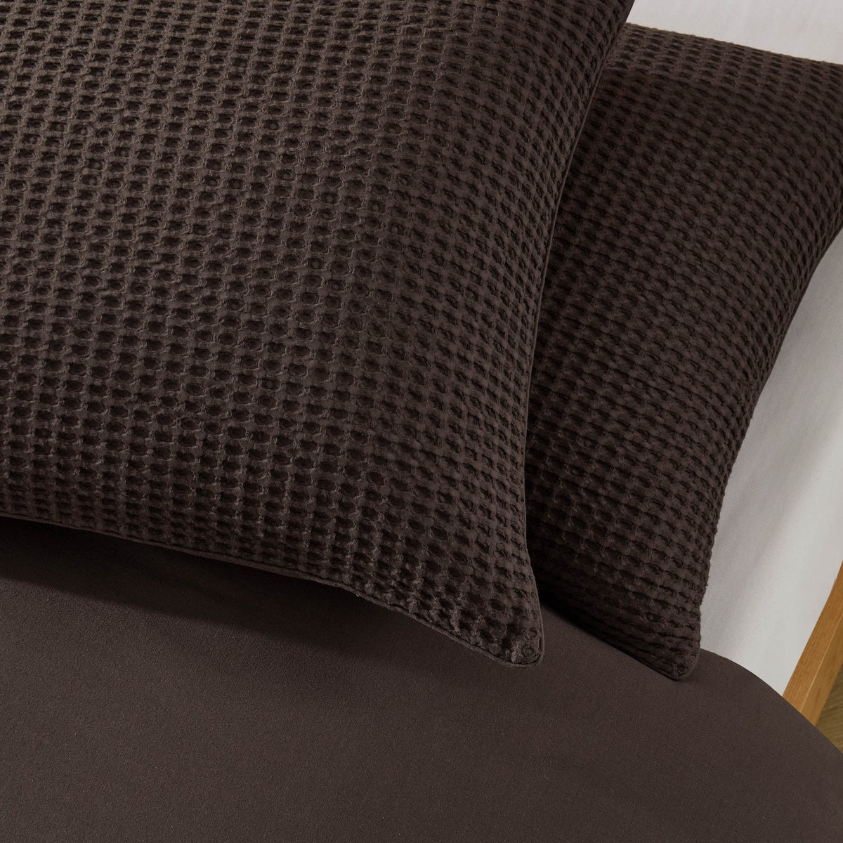 Dusklia - Portofino Waffle 100% Cotton Pair of Pillowcases 200 Thread Count - Chocolate