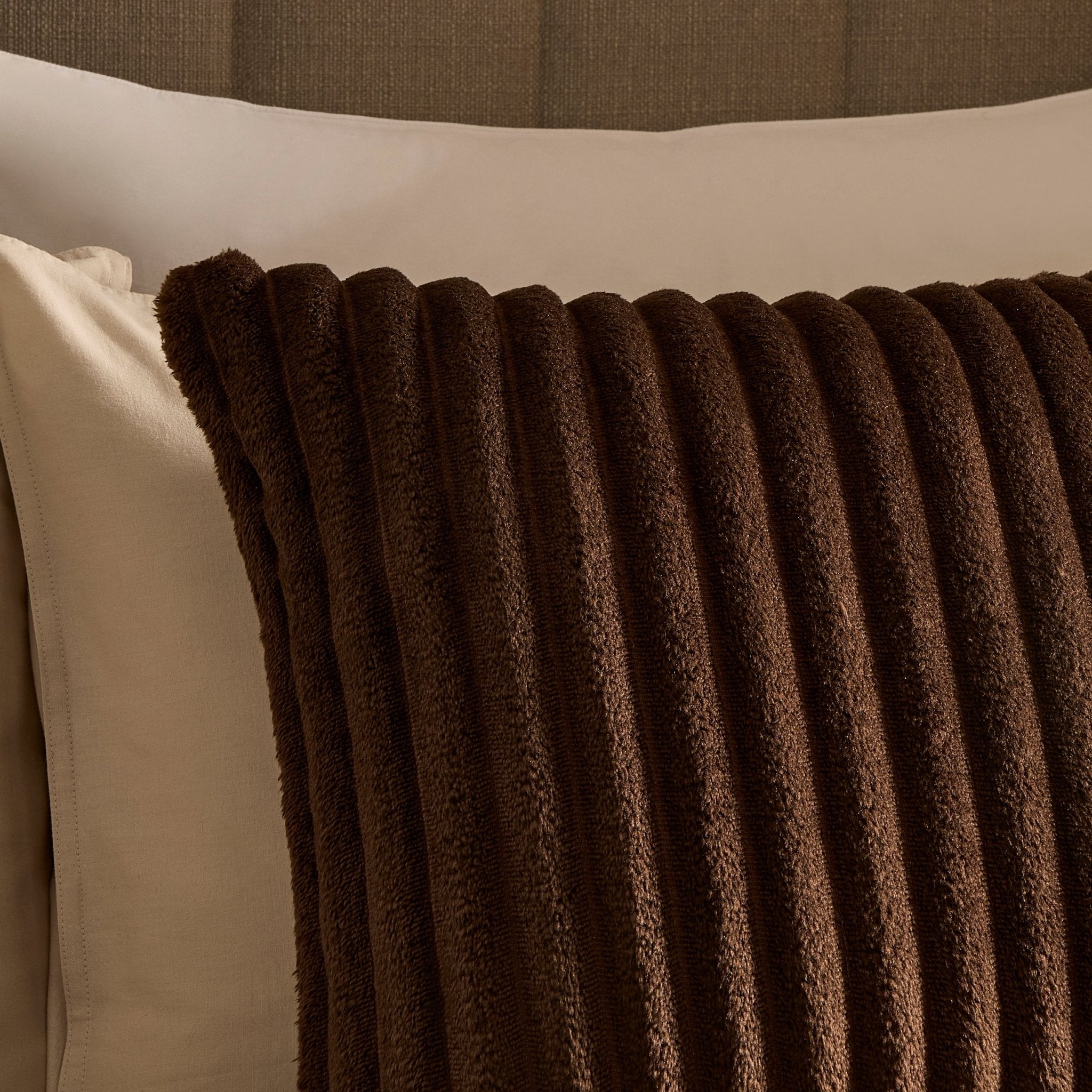 Housse de coussin en fausse fourrure et flanelle côtelée - Chocolat