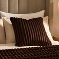 Housse de coussin en fausse fourrure et flanelle côtelée - Chocolat