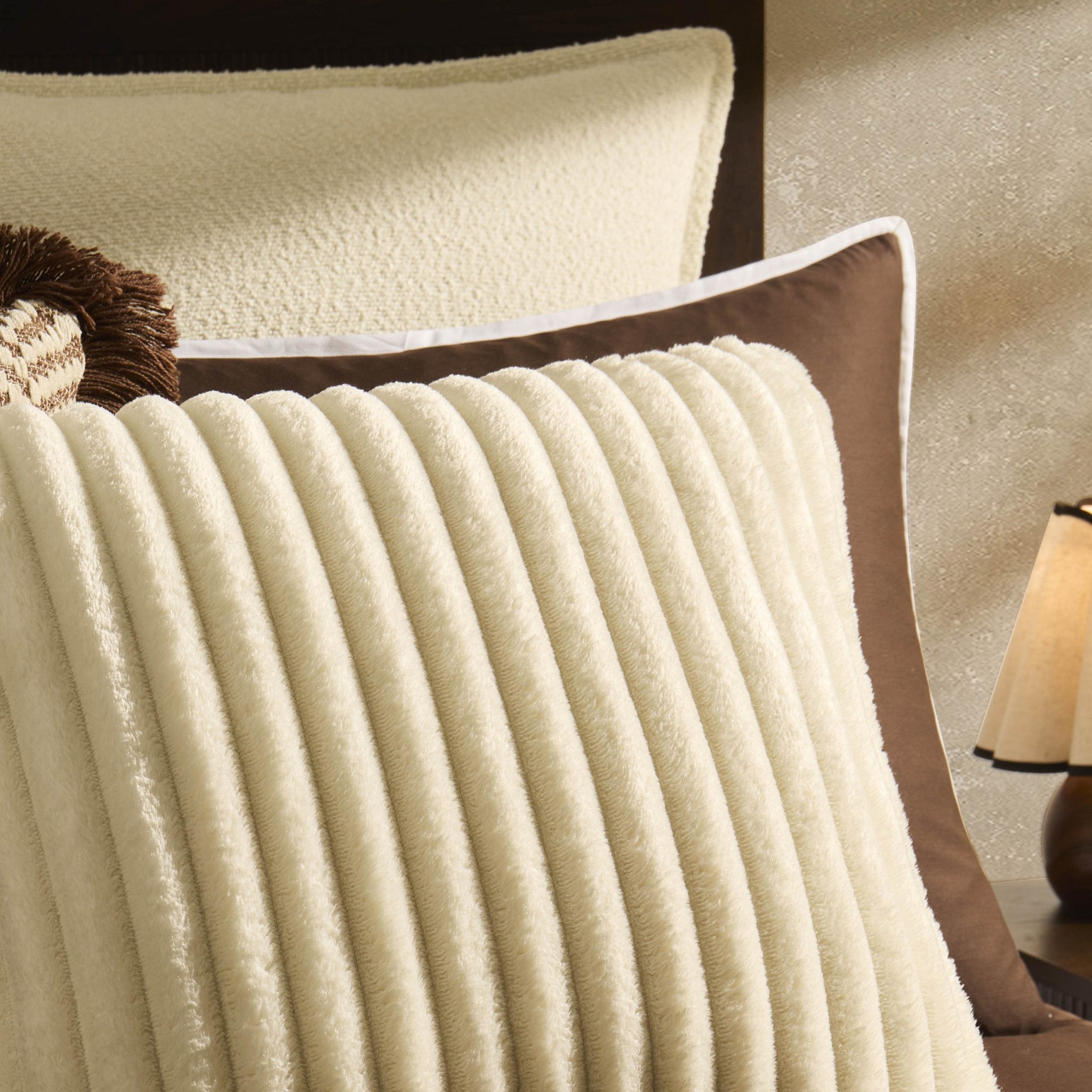 Housse de coussin en flanelle côtelée et fausse fourrure - Crème