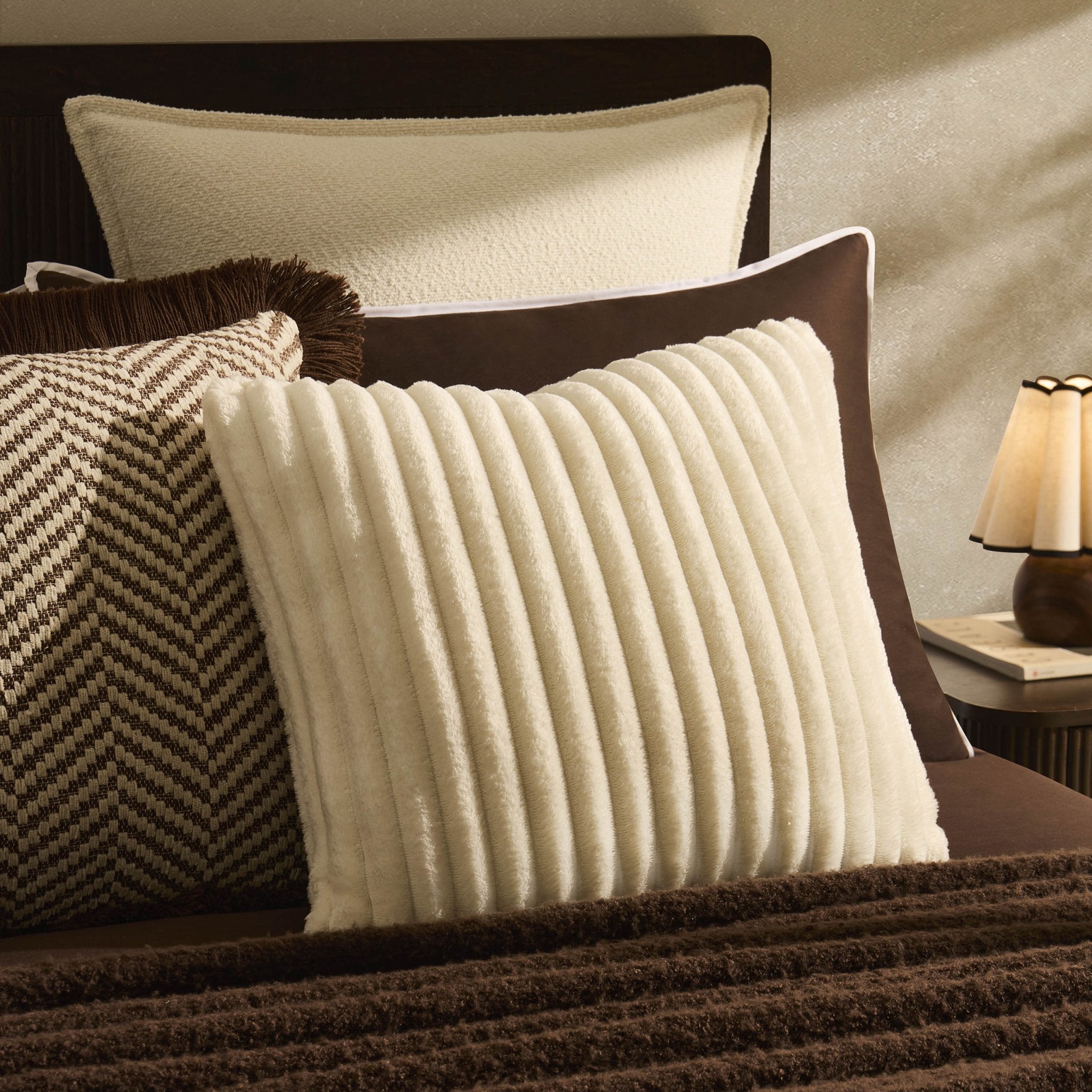 Housse de coussin en flanelle côtelée et fausse fourrure - Crème