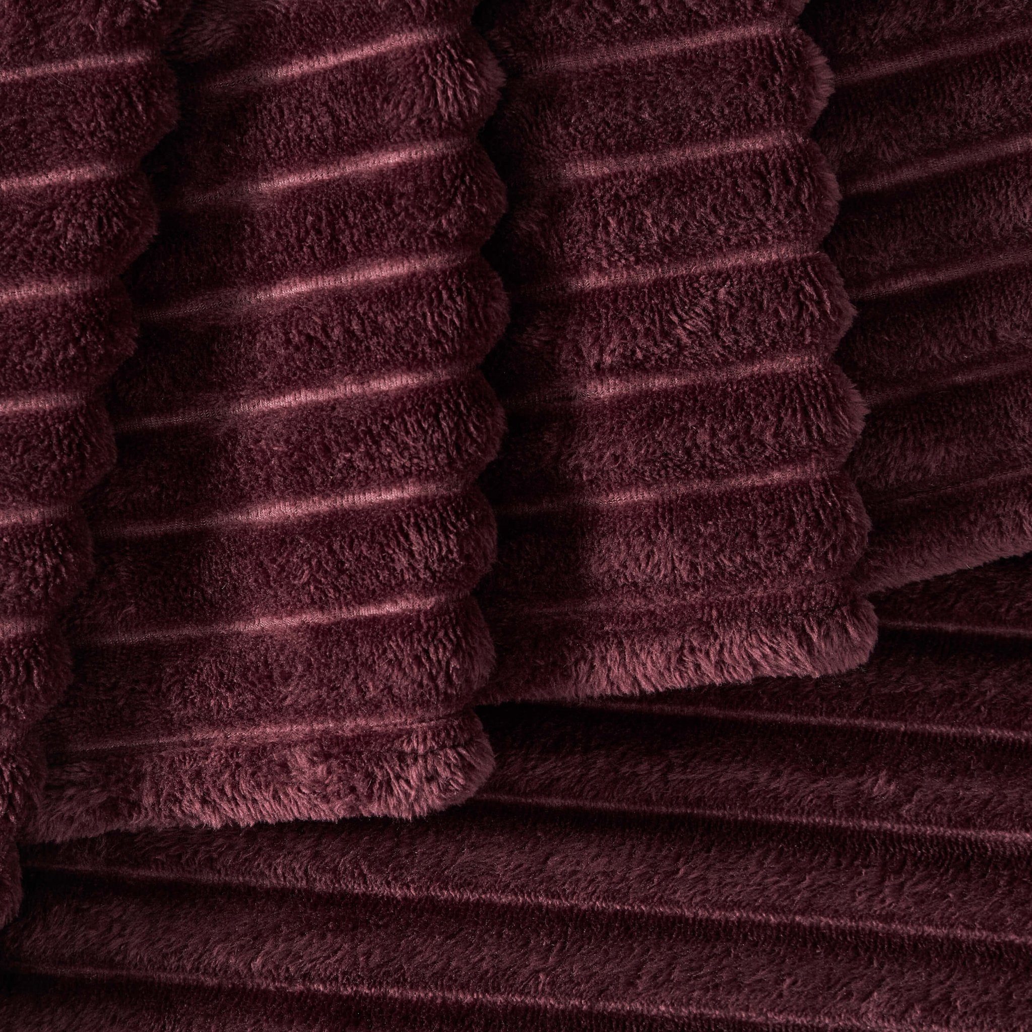 Dusklia - Ribbed Flannel Faux Fur Throw - Aubergine