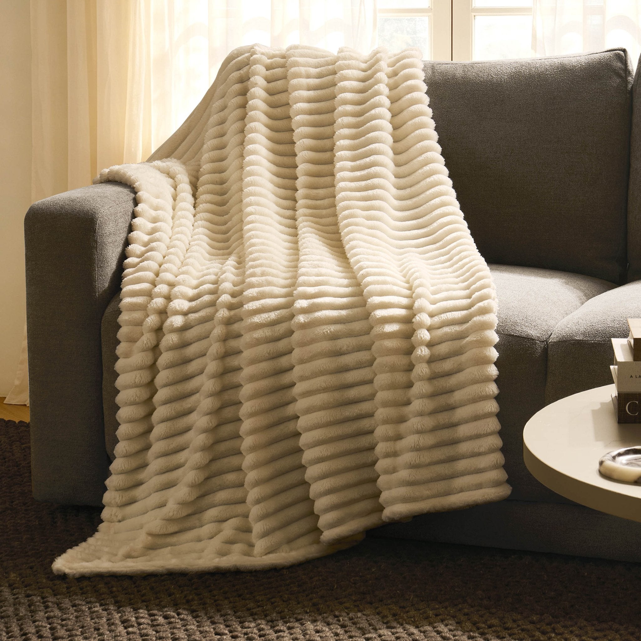 Plaid de canapé en flanelle côtelée et fausse fourrure - Crème