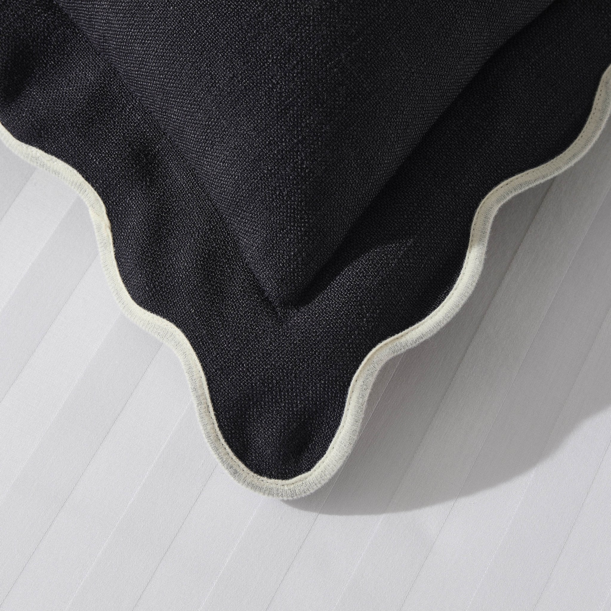 Dusklia - Scallop Contrast Edge Sofa Cushion Cover - Black/White