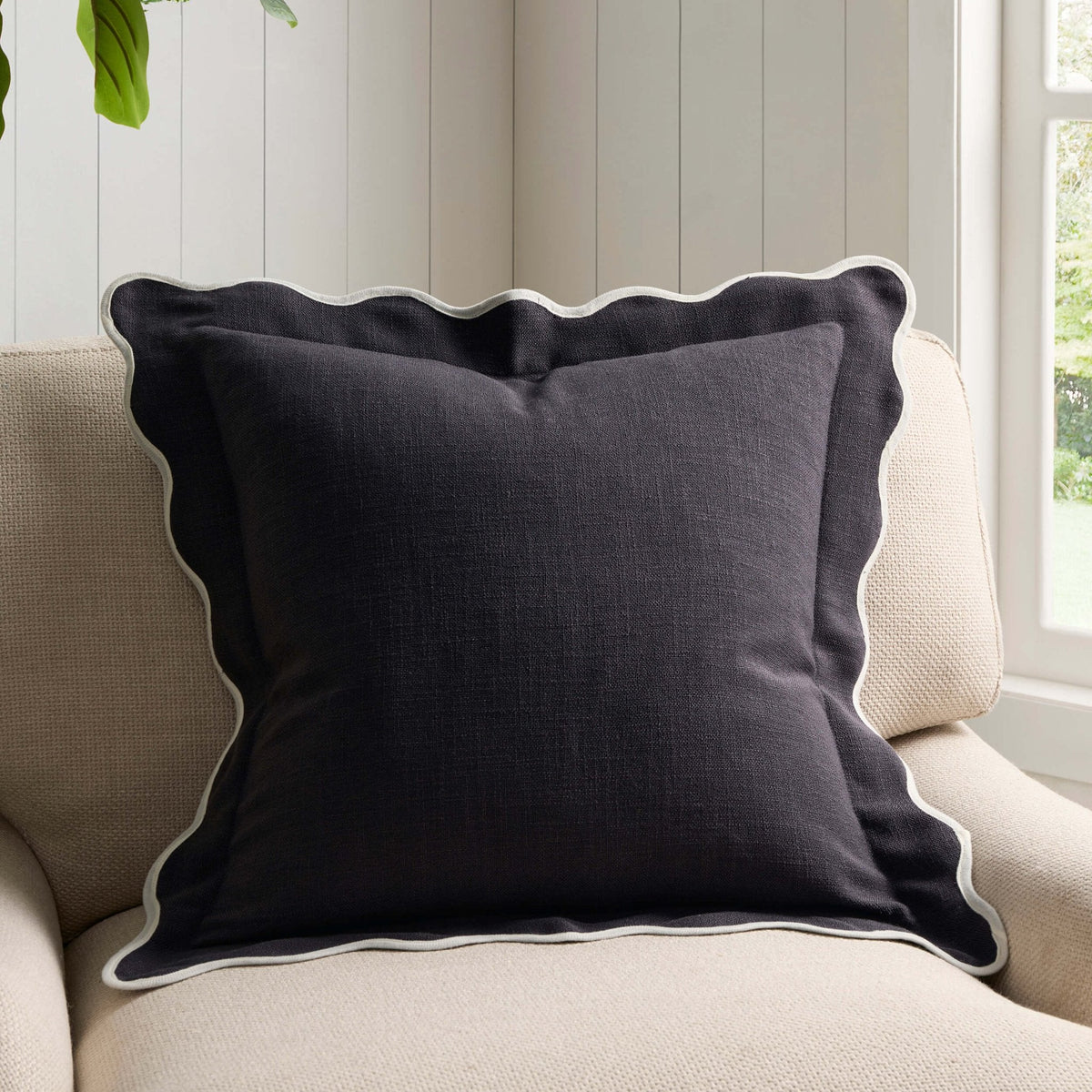 Dusklia - Scallop Contrast Edge Sofa Cushion Cover - Black/White