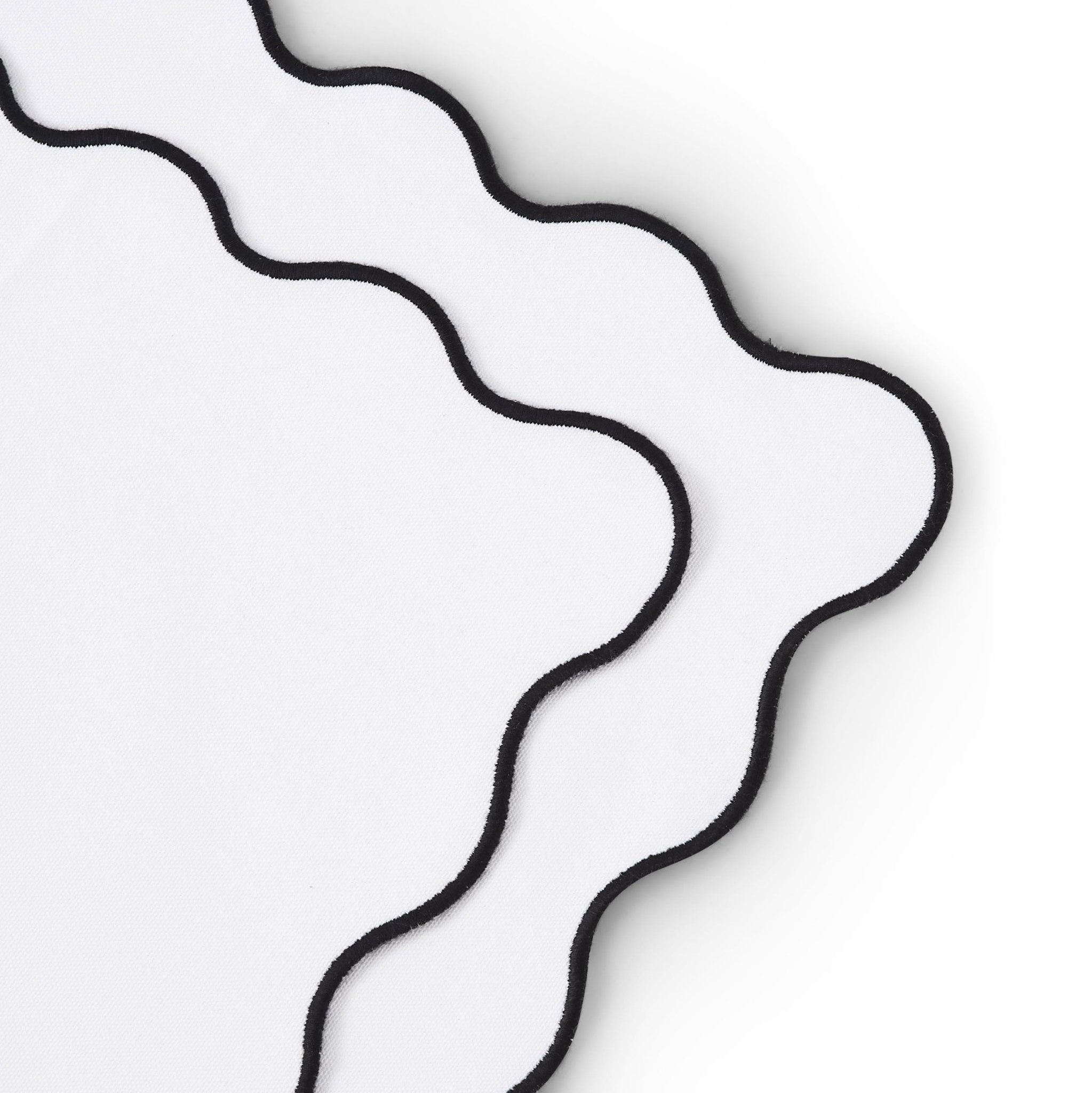 Dusklia - Scallop Edge Set of 4 Placemats - Off White/Black