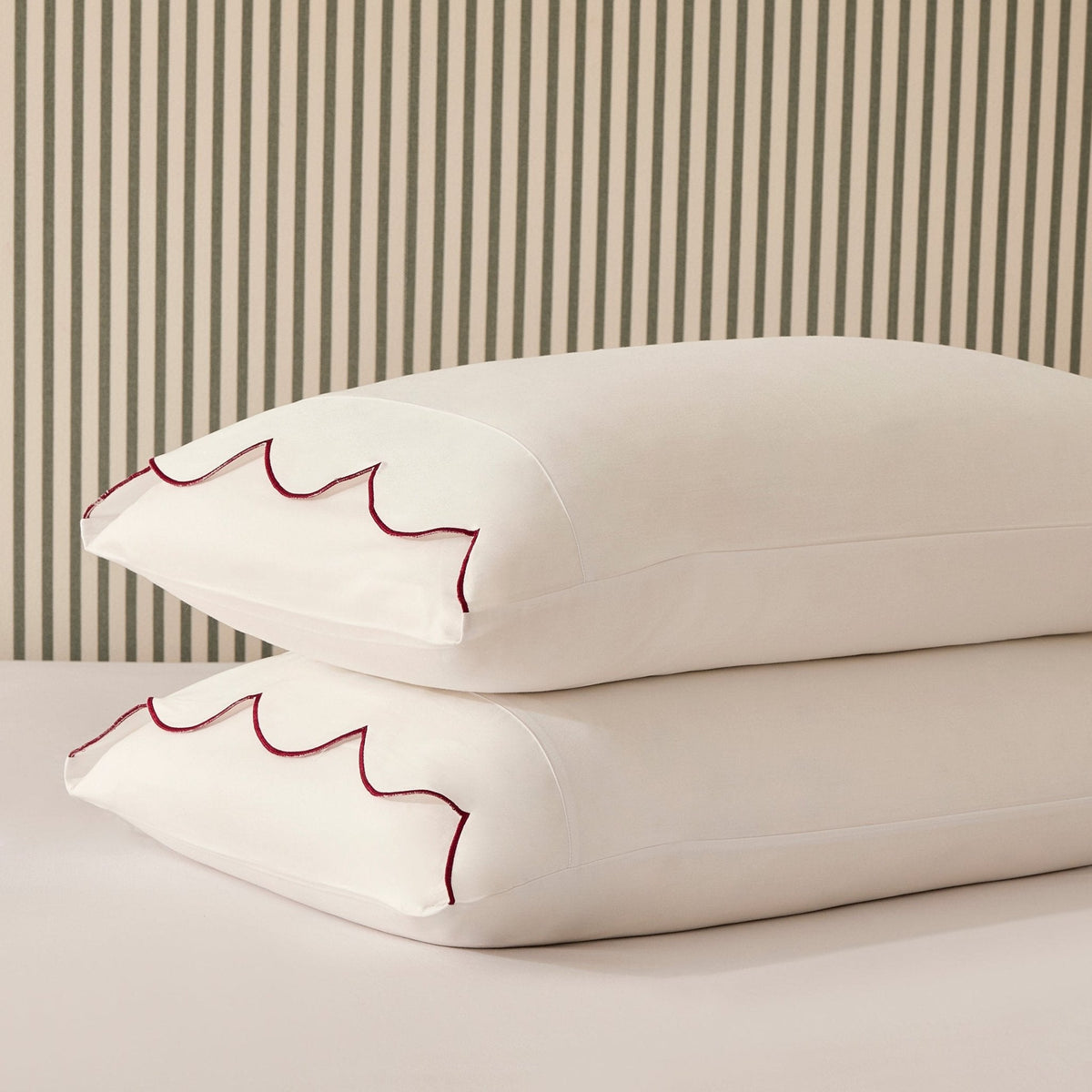 Dusklia - Simone 220 Thread Count Scallop Embroidered Edge Duvet Cover - White/Berry
