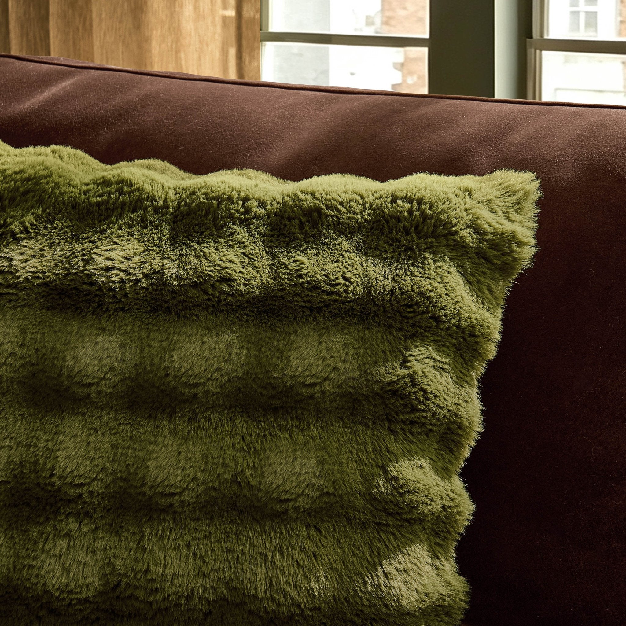 Housse de coussin en fausse fourrure ultra douce à pompons - Verte